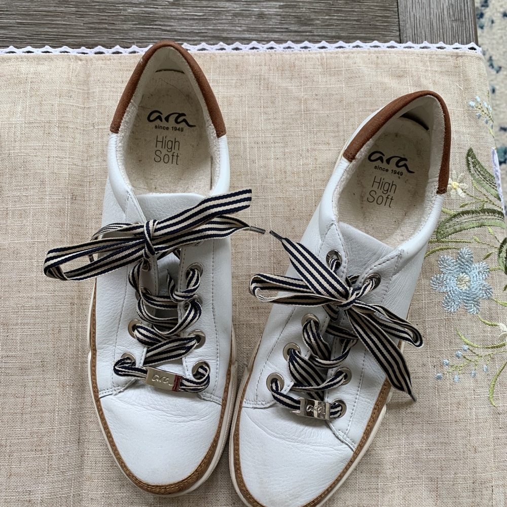 ara Ladies Tennis Shoes, Designed in Germany, Leather, size 9. Excellent cond